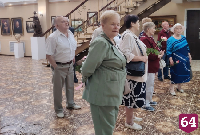 Саратовцы на экскурсии в музее отметили 60-летие прощания со школой